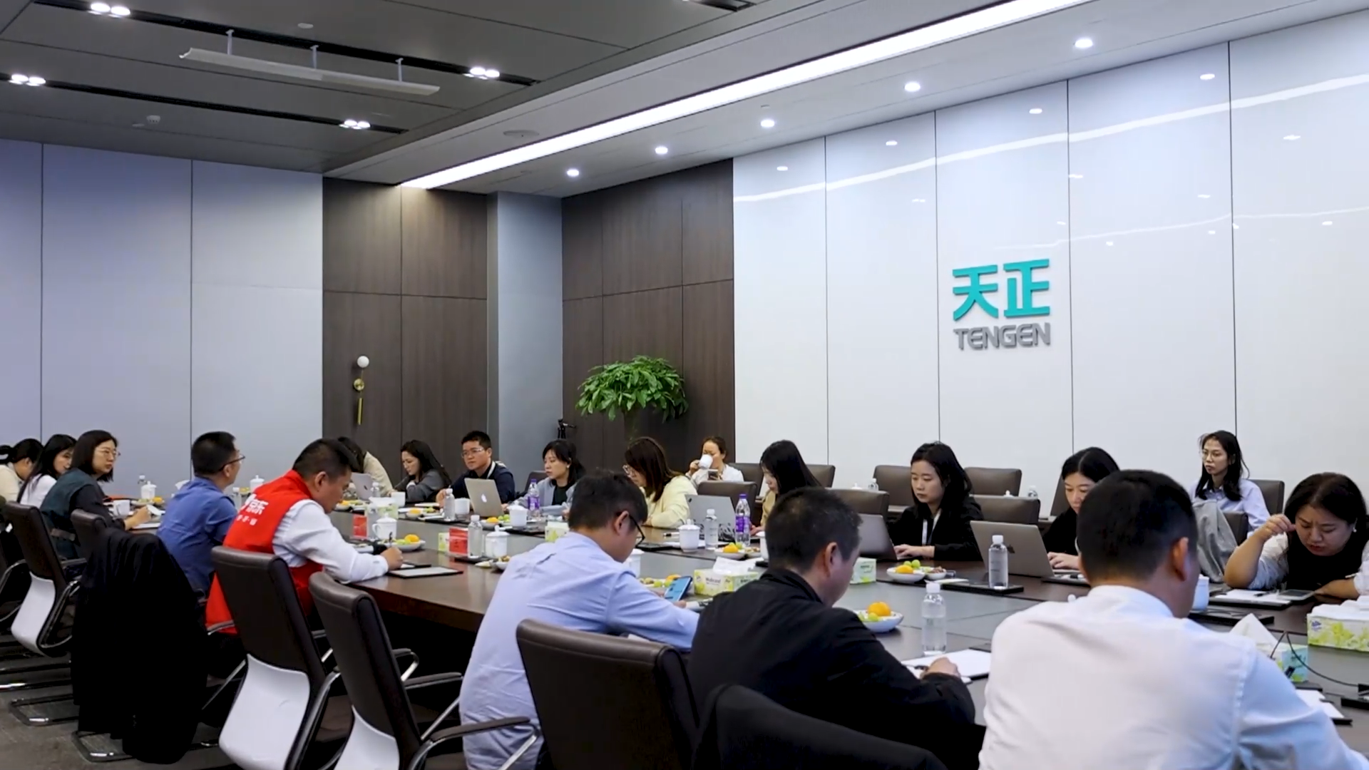 京东工业走进糖心官网入口vlog在线观看免费，探访产业数智化之路！